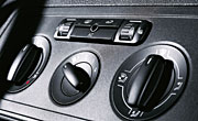 The heating and ventilation system which can, as an option, be supplemented by an additional coolant heater creates a pleasant atmosphere. If required, an air conditioner and heated seats are also available. If you so wish, you need hardly lift a finger as the Caddy Maxi Kombi has central locking plus radio remote control as standard, and electric windows can be ordered as optional extras.